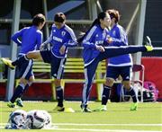 Ｗ杯開幕に向けて調整する澤穂希（ほまれ、手前右）ら＝２０１５年６月４日、カナダ・ブリティッシュコロンビア州バンクーバー（共同）