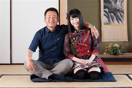 女性アイドルチーム、ＡＫＢの横山由依（右）と父の横山靖生さん＝２０１５年５月４日（フジテレビ提供）