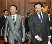 日中財務対話に臨む麻生財務相（左）と中国の楼継偉財政相＝６日、北京の釣魚台迎賓館（共同）