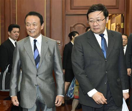 日中財務対話に臨む麻生財務相（左）と中国の楼継偉財政相＝６日、北京の釣魚台迎賓館（共同）