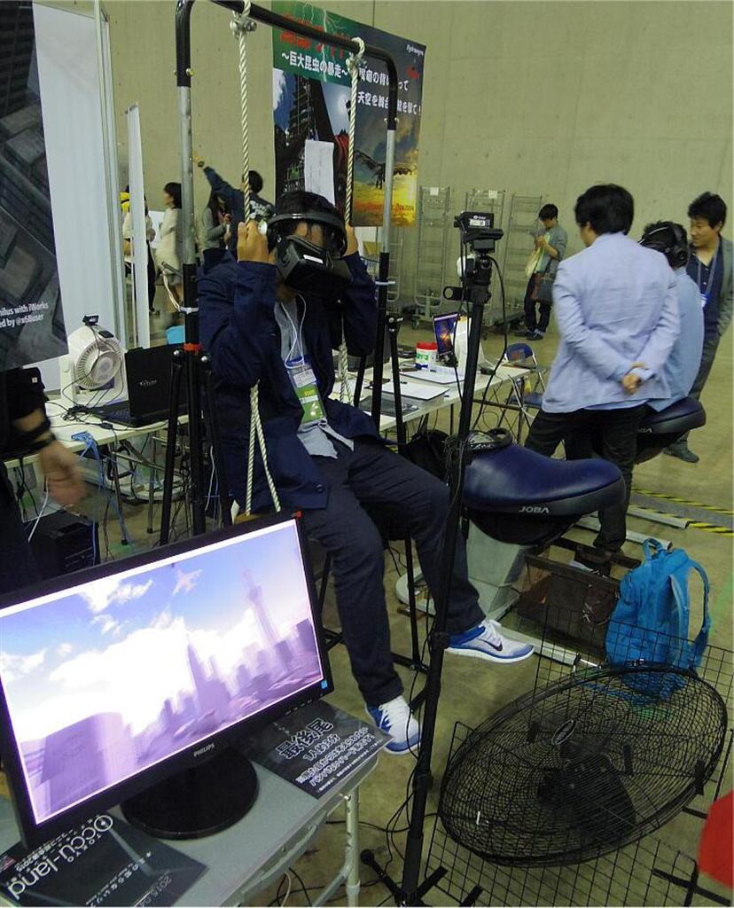 ＶＲヘッドマウントディスプレイとブランコ、大型扇風機を組み合わせ空中を疾走するコースターを再現