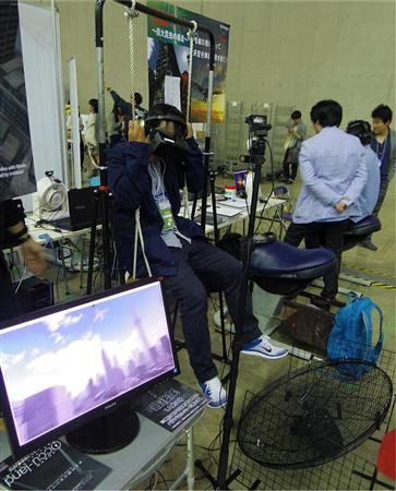 ＶＲヘッドマウントディスプレイとブランコ、大型扇風機を組み合わせ空中を疾走するコースターを再現