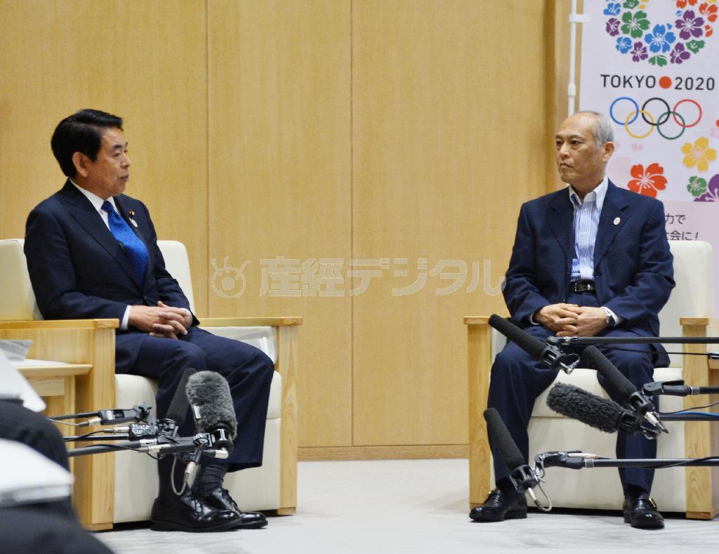 新国立競技場の整備をめぐって会談する下村博文（しもむら・はくぶん）文科相（左）と東京都の舛添（ますぞえ）要一知事＝２０１５年５月１８日、東京都庁（共同）