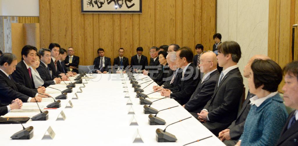 拉致被害者の家族（右側）と面会、救出に向けた決意を表明した安倍晋三（しんぞう）首相（左から２人目）＝２０１５年４月３日、首相官邸（酒巻俊介撮影）