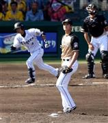 四回裏、阪神の上本（うえもと）博紀から痛恨の決勝適時打を浴びた日本ハムの先発・大谷翔平＝２０１５年６月６日、兵庫県西宮市・甲子園球場（鳥越瑞絵撮影）