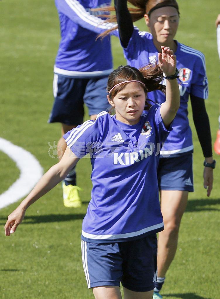 スイス戦に向けて調整する川澄奈穂美（なほみ、手前）＝２０１５年６月５日、カナダ・ブリティッシュコロンビア州バンクーバー（共同）