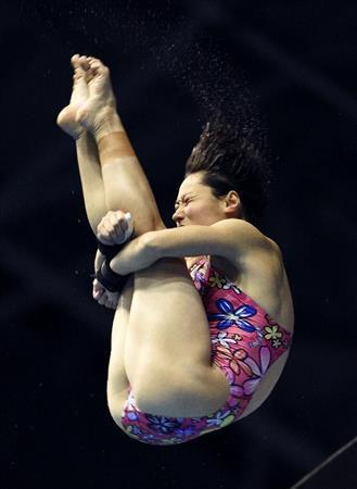 女子高飛び込みで優勝した１５歳の板橋美波＝２０１５年６月６日、東京都江東区・東京辰巳国際水泳場（共同）