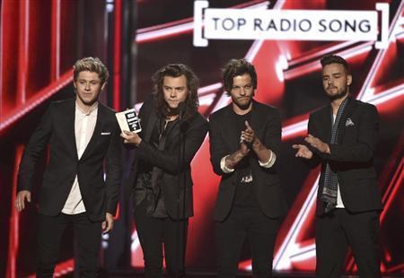 ５月１７日に米ネバダ州ラスベガスで開かれたビルボード・ミュージック・アワードに登場したワン・ダイレクション。（左から）ナイル・ホーラン、ハリー・スタイルズ、ルイ・トムリンソン、リアム・ペイン。これからはそれぞれの道を歩むことになるのか＝２０１５年（ＡＰ）