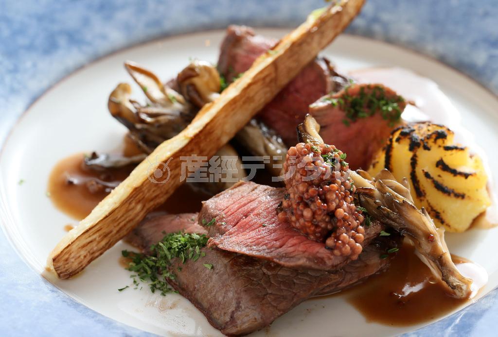 「ブラックアンガス牛のロティ＿ペッパーベリーのソース」は２４カ月以上飼育されたアンガス牛のバラの部分が使われている。じっくりとローストされた赤身は噛むほどに味わいが増し、タスマニア産の粒マスタードが添えられている。野菜はマコモ茸にマイタケ、ポテト＝２０１５年５月１８日、京都市中京区（志儀駒貴撮影）