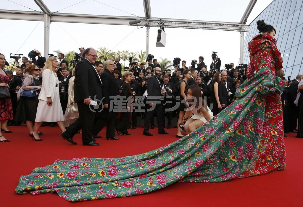 インパクトのあるドレスで目立ったが、誰か分からず「ｕｎｉｄｅｎｔｉｆｉｅｄｇｕｅｓｔ（不明のゲスト）」（ロイター）と紹介された