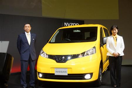 東京都内で本格走行を始めた日産自動車のミニバン型タクシー「ＮＶ２００タクシー」＝８日、東京都港区（松岡朋枝撮影）