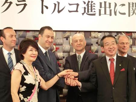 ホテルオークラのトルコ進出会見、右から２人目が荻田敏宏社長＝８日、東京都港区のホテルオークラ東京で