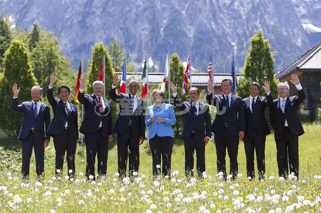 主要国首脳会議（サミット、Ｇ７）に先立ち、報道陣に向かって手を振る首脳たち。左から安倍晋三（しんぞう）首相（２人目）、バラク・オバマ米大統領（４人目）、議長を務めるアンゲラ・メルケル独首相（５人目）らの顔がみえる＝２０１５年６月７日、ドイツ・エルマウ（ＡＰ）