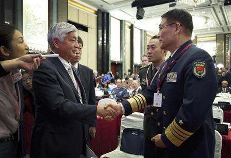 シンガポールで開かれたアジア安全保障会議の会場で握手する中谷元（なかたに・げん）防衛相（左）と中国人民解放軍の孫建国・副参謀総長。孫氏の会議での一連の発言は、中国の孤立を助長させた＝２０１５年５月３０日（ＡＰ）