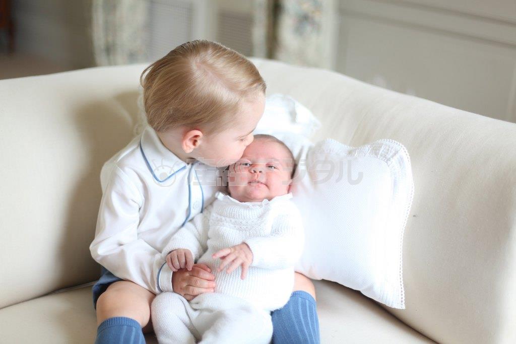 英王室のキャサリン妃が撮影したジョージ王子とシャーロット王女のツーショット写真＝２０１５年（英王室提供、ロイター）