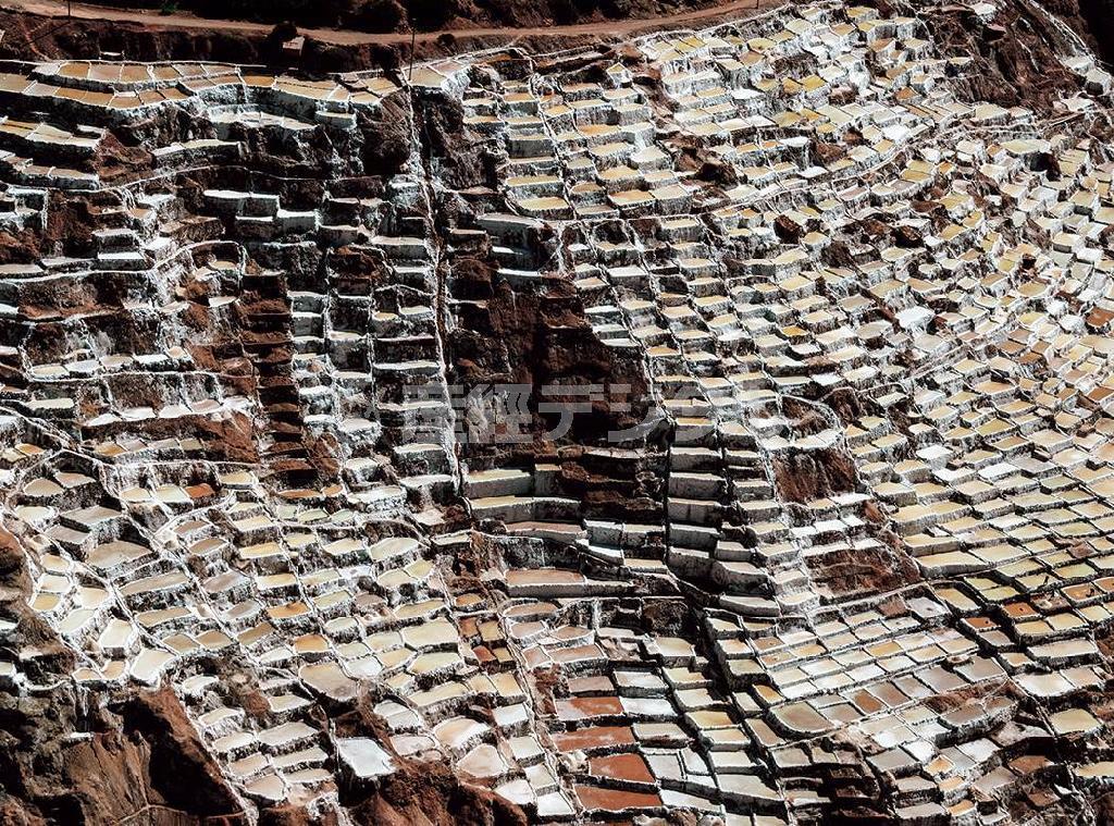 インカ時代から続くマラス塩田。山中から湧き出す高濃度の塩水を約４０００もの棚田にためて塩を採取する＝ペルー（酒井久美子さん撮影）