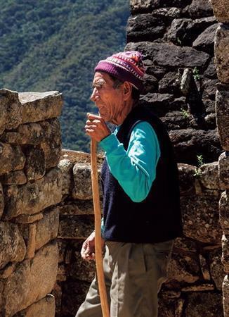 ペルーの首都リマから一族でマチュピチュ遺跡にやってきた９３歳の男性。ペルーの人たちにとってもマチュピチュは特別な場所だ（酒井久美子さん撮影）
