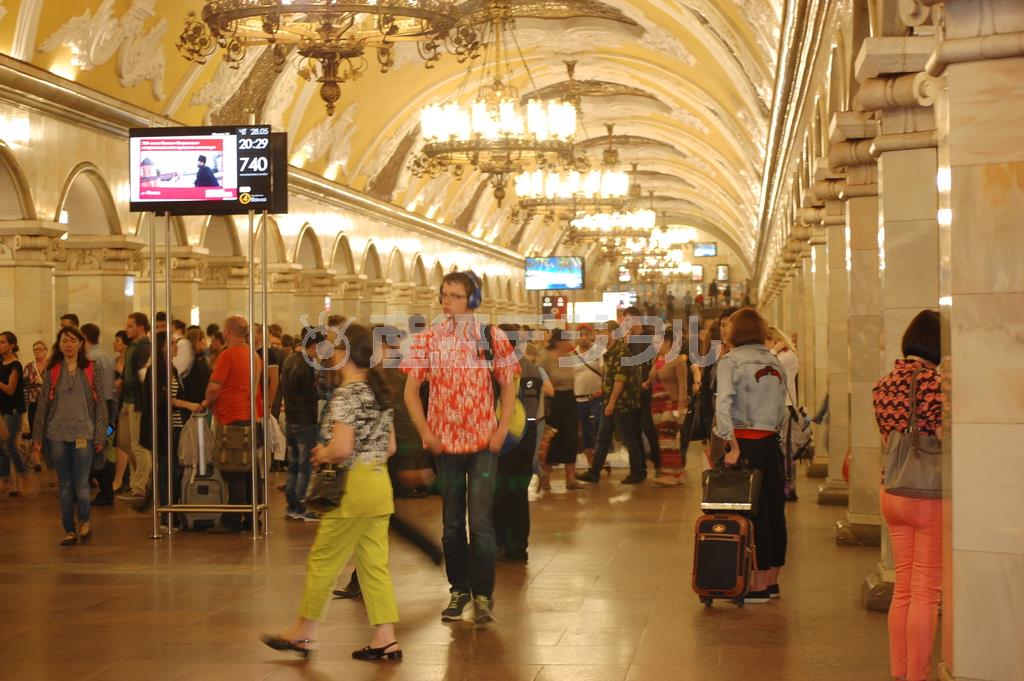 宮殿を思わせるコモソモルスカヤ駅の構内＝２０１５年５月２８日、ロシア・首都モスクワ（黒川信雄撮影）