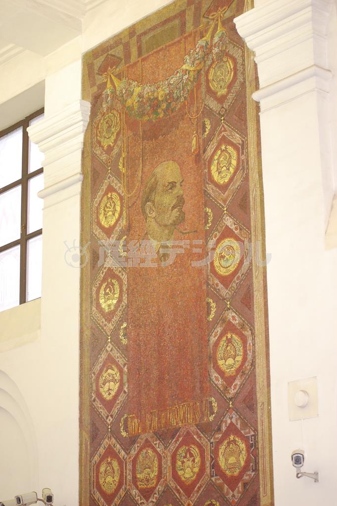 ドブリーニンスカヤ駅に掲げられた巨大なレーニンのタペストリー＝２０１５年５月２９日、ロシア・首都モスクワ（黒川信雄撮影）