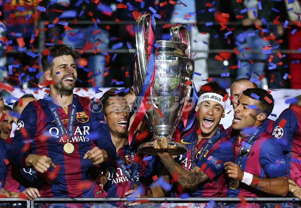 欧州チャンピオンズリーグで優勝し、トロフィーを掲げ喜ぶネイマール（右から２人目）らバルセロナの選手たち＝２０１５年６月６日、ドイツ・首都ベルリン（ゲッティ＝共同）