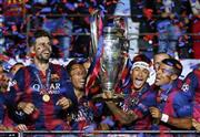 欧州チャンピオンズリーグで優勝し、トロフィーを掲げ喜ぶネイマール（右から２人目）らバルセロナの選手たち＝２０１５年６月６日、ドイツ・首都ベルリン（ゲッティ＝共同）