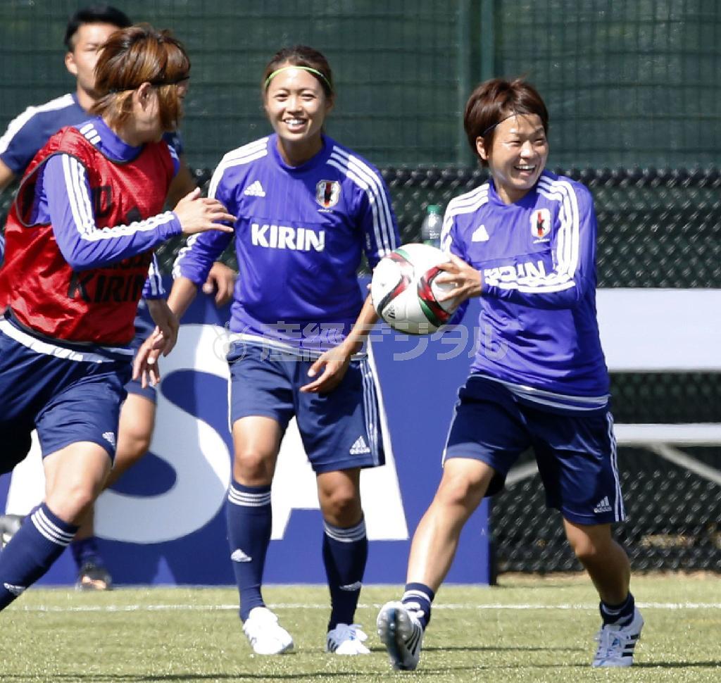 Ｗ杯初戦に向け調整する宮間あや（右）ら＝２０１５年６月６日、カナダ・ブリティッシュコロンビア州バンクーバー（共同）