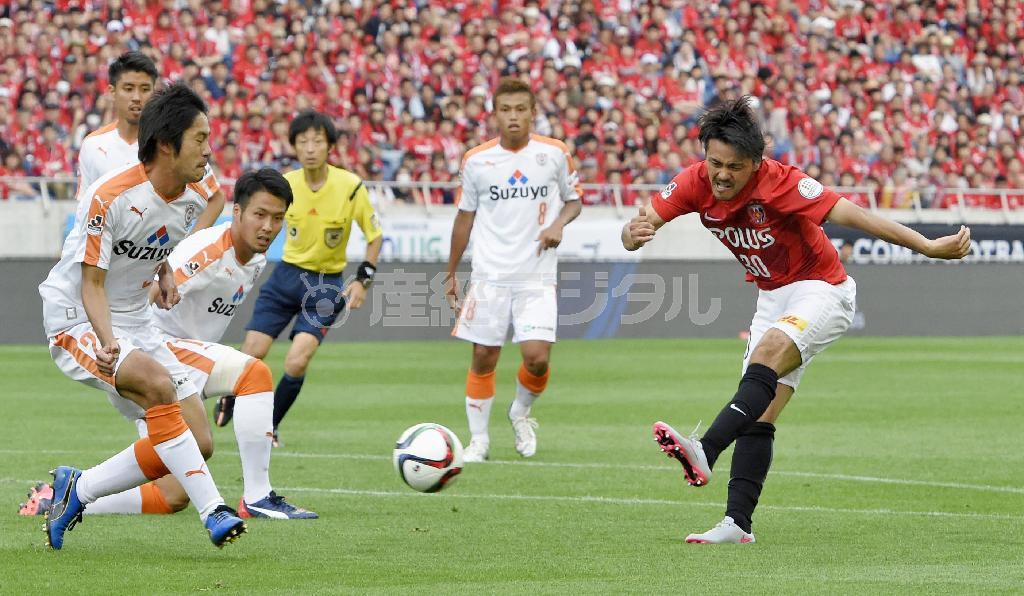 後半、決勝ゴールを決める浦和・興梠（こうろき）慎三（右端）＝２０１５年６月７日、埼玉県さいたま市緑区・埼玉スタジアム（共同）
