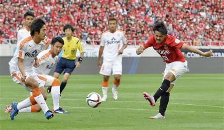 後半、決勝ゴールを決める浦和・興梠（こうろき）慎三（右端）＝２０１５年６月７日、埼玉県さいたま市緑区・埼玉スタジアム（共同）