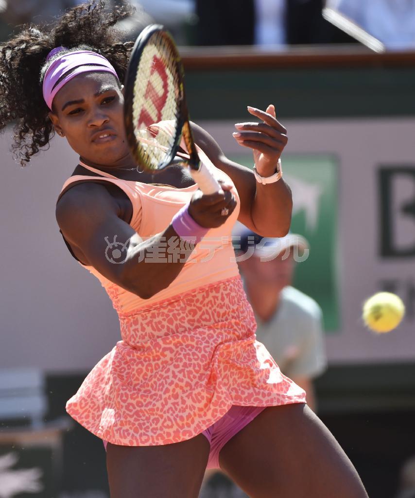 女子シングルス決勝でルーシー・サファロバを破り、優勝したセリーナ・ウィリアムズ＝２０１５年６月６日、フランス・首都パリ（共同）