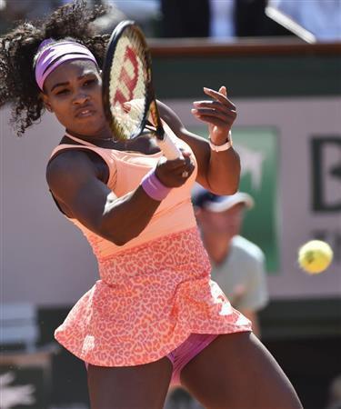 女子シングルス決勝でルーシー・サファロバを破り、優勝したセリーナ・ウィリアムズ＝２０１５年６月６日、フランス・首都パリ（共同）