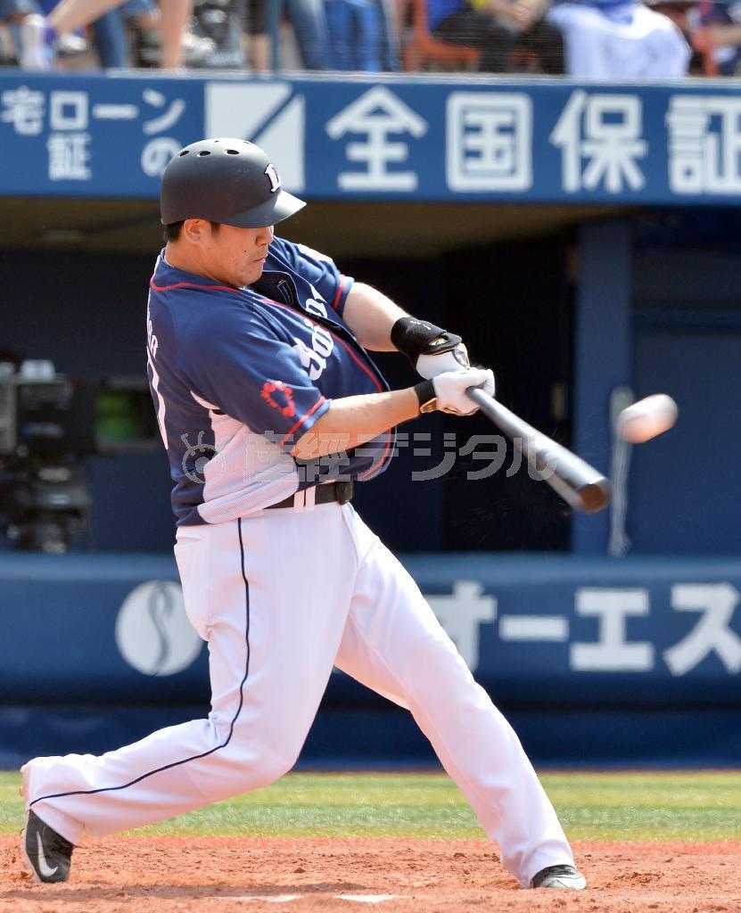 四回、西武・中村剛也（たけや）が左越え２点本塁打を放つ＝２０１５年６月７日、神奈川県横浜市中区・横浜スタジアム（荒木孝雄撮影）