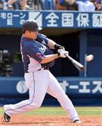 四回、西武・中村剛也（たけや）が左越え２点本塁打を放つ＝２０１５年６月７日、神奈川県横浜市中区・横浜スタジアム（荒木孝雄撮影）