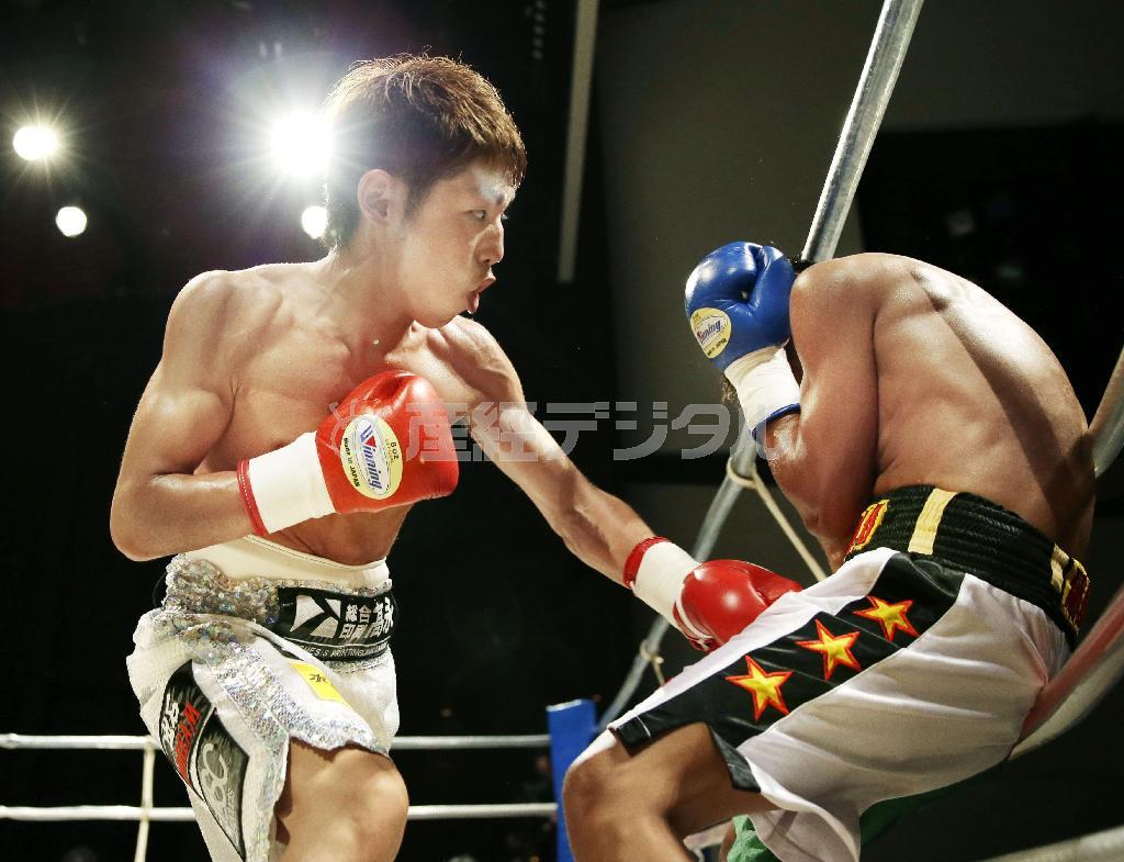 ３回、マリホット・フタジュル選手（右）を攻める加納陸選手＝２０１５年６月７日、兵庫県三田市（共同）