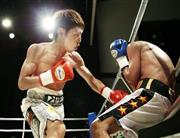 ３回、マリホット・フタジュル選手（右）を攻める加納陸選手＝２０１５年６月７日、兵庫県三田市（共同）