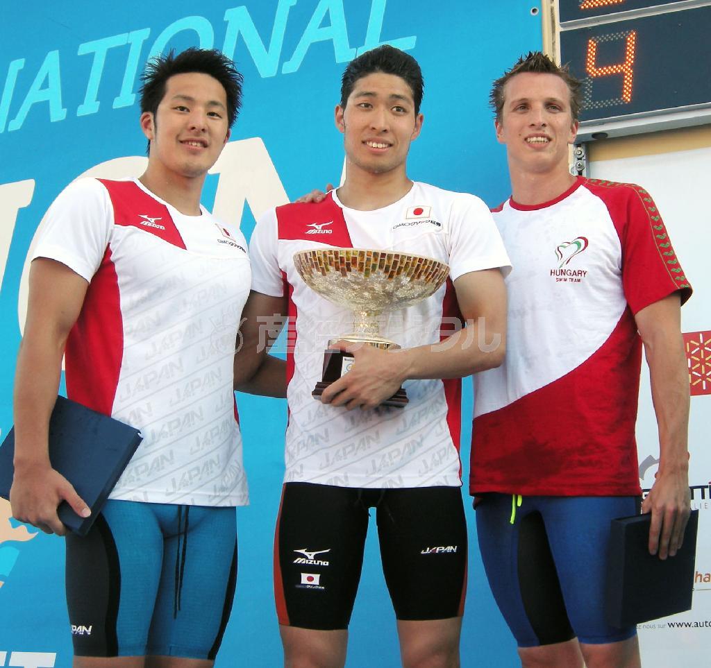 男子４００メートル個人メドレーで優勝した萩野公介（中央）。左は２位の瀬戸大也（だいや）＝２０１５年６月６日、フランス・カネ（共同）