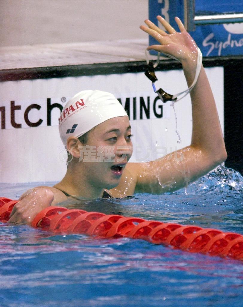 シドニー五輪の２００メートル背泳ぎ準決勝で２位のタイムを出し決勝進出を決め、スタンドに手を振る萩原智子さん。五輪を目指すなか、いろいろな人の出会いが支えになった＝２０００年９月２１日、オーストラリア・シドニー（川村寧撮影）