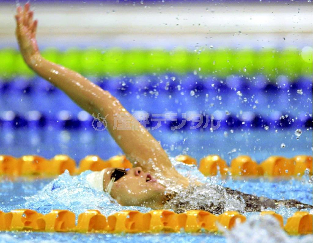 シドニー五輪の２００メートル背泳ぎ決勝での萩原智子さんの泳ぎ。２分１１秒２１で４位になった＝２０００年９月２２日、オーストラリア・シドニー（共同）