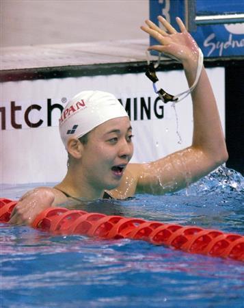 シドニー五輪の２００メートル背泳ぎ準決勝で２位のタイムを出し決勝進出を決め、スタンドに手を振る萩原智子さん。五輪を目指すなか、いろいろな人の出会いが支えになった＝２０００年９月２１日、オーストラリア・シドニー（川村寧撮影）