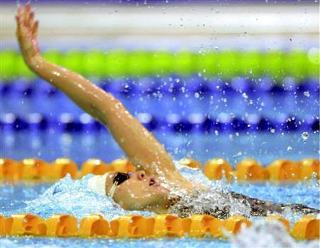 シドニー五輪の２００メートル背泳ぎ決勝での萩原智子さんの泳ぎ。２分１１秒２１で４位になった＝２０００年９月２２日、オーストラリア・シドニー（共同）