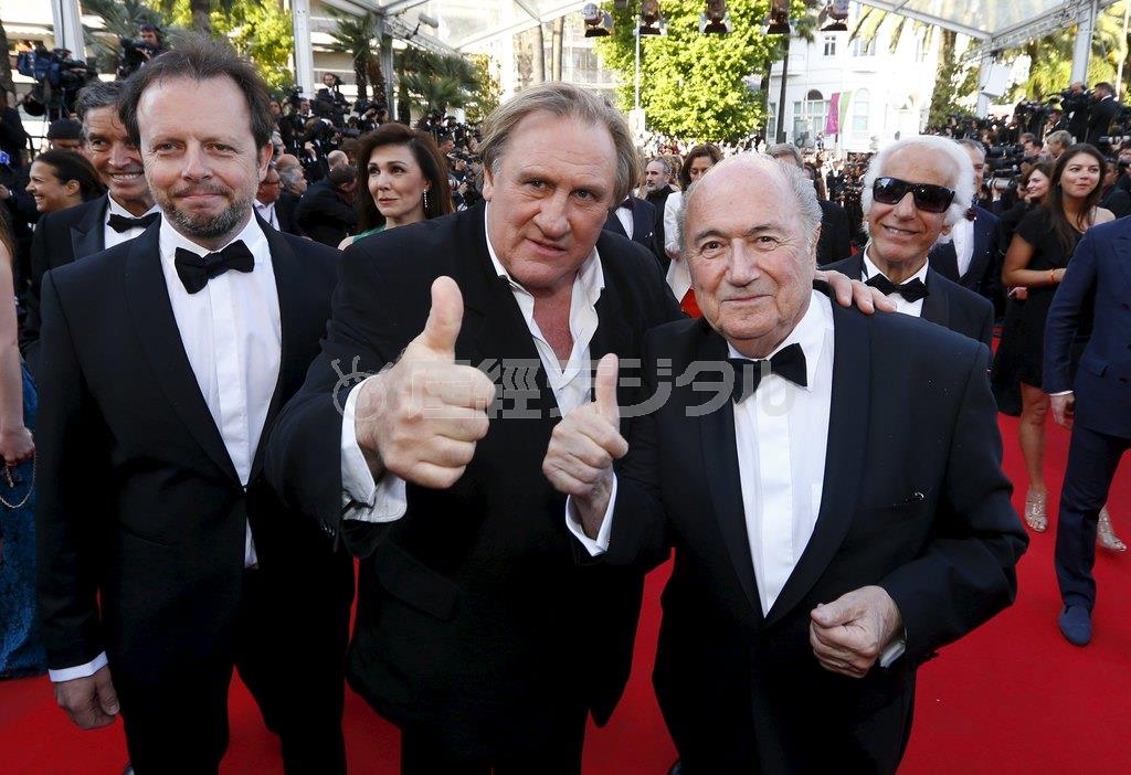 英俳優、ティム・ロスさん（手前右）と仏出身の俳優、ジェラール・ドパルデューさん（中央）＝２０１５年６月３日、フランス・カンヌ（ロイター）