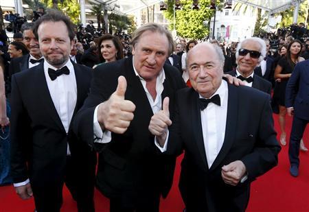 英俳優、ティム・ロスさん（手前右）と仏出身の俳優、ジェラール・ドパルデューさん（中央）＝２０１５年６月３日、フランス・カンヌ（ロイター）