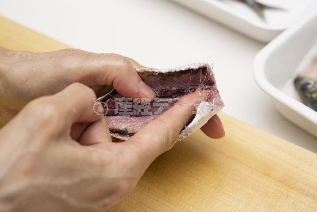 頭と内臓を取ったイワシを、背骨に指を添わせて開く（松下二郎さん撮影、提供写真）