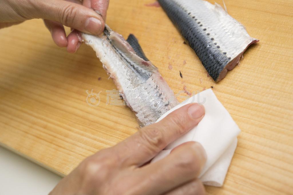 口当たりをよくするため、キッチンペーパーなどで抑えながら皮をはがす（松下二郎さん撮影、提供写真）