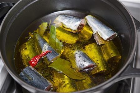 オイルはひたひたになるまで注いで。小型のイワシの場合は、水やスープでわるとふっくら仕上がる（松下二郎さん撮影、提供写真）