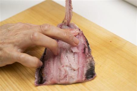 背骨が浮いてくるので、外す（松下二郎さん撮影、提供写真）