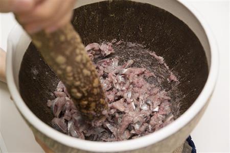 岩石揚げとつみれのたねは、できればすり鉢であたって。ちょうどよく骨の食感が残る（松下二郎さん撮影、提供写真）