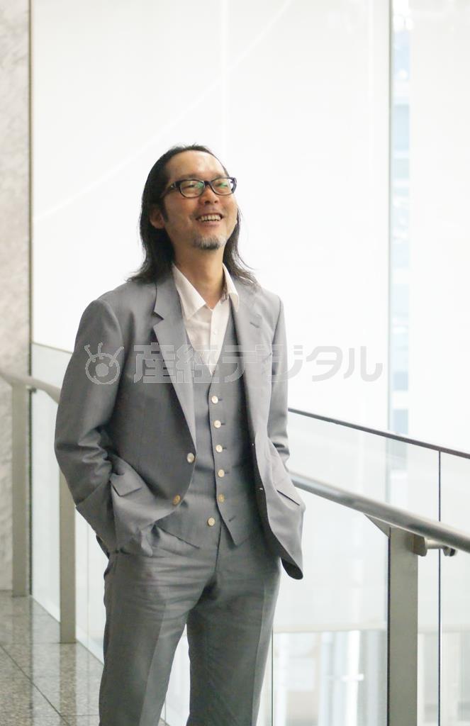 作家、小路幸也（しょうじ・ゆきや）さん。シリーズのタイトルはすべてビートルズの曲から。「今回は明るい曲調のものにしてみました。中学のとき、放送部で毎日流した思い入れのある曲です」という＝２０１５年５月８日（塩塚夢撮影）