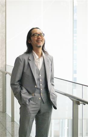 作家、小路幸也（しょうじ・ゆきや）さん。シリーズのタイトルはすべてビートルズの曲から。「今回は明るい曲調のものにしてみました。中学のとき、放送部で毎日流した思い入れのある曲です」という＝２０１５年５月８日（塩塚夢撮影）