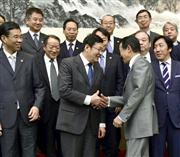 日中財務対話のフォトセッションを終え、握手を交わす中国の楼継偉財政相（中央左）と麻生太郎財務相＝６日、北京の釣魚台迎賓館（共同）