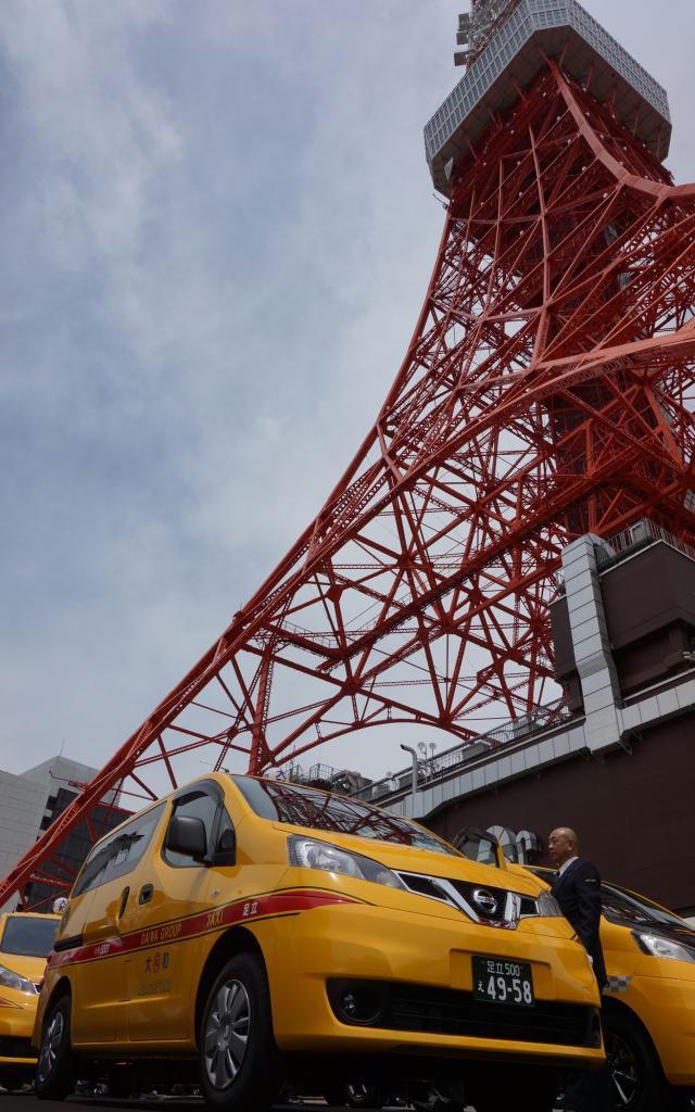 東京都内で本格走行を始めた日産自動車のミニバン型タクシー「ＮＶ２００タクシー」＝８日